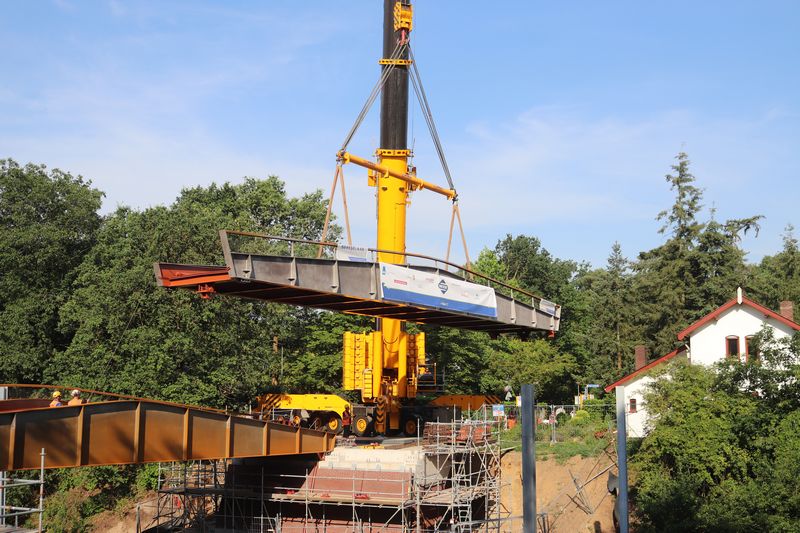 Plaatsing brug over de Maaslijn bij Molenhoek.